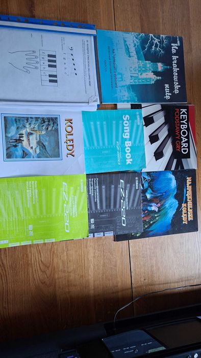 Keyboard do nauki gry Yamaha EZ-220, idealny dla spóżnionych Mikołajów