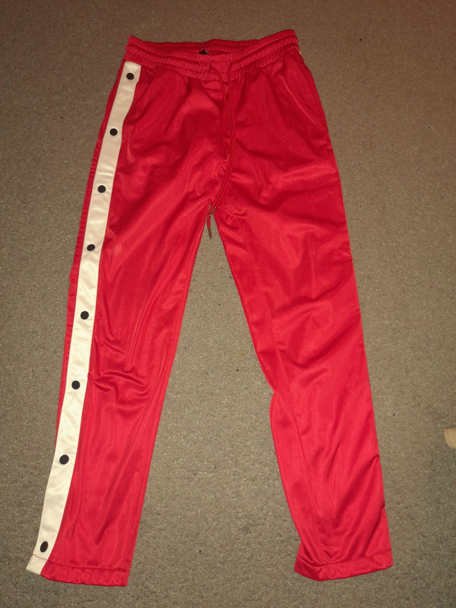 Czerwone spodnie sportowe z rozpinanymi nogawkami