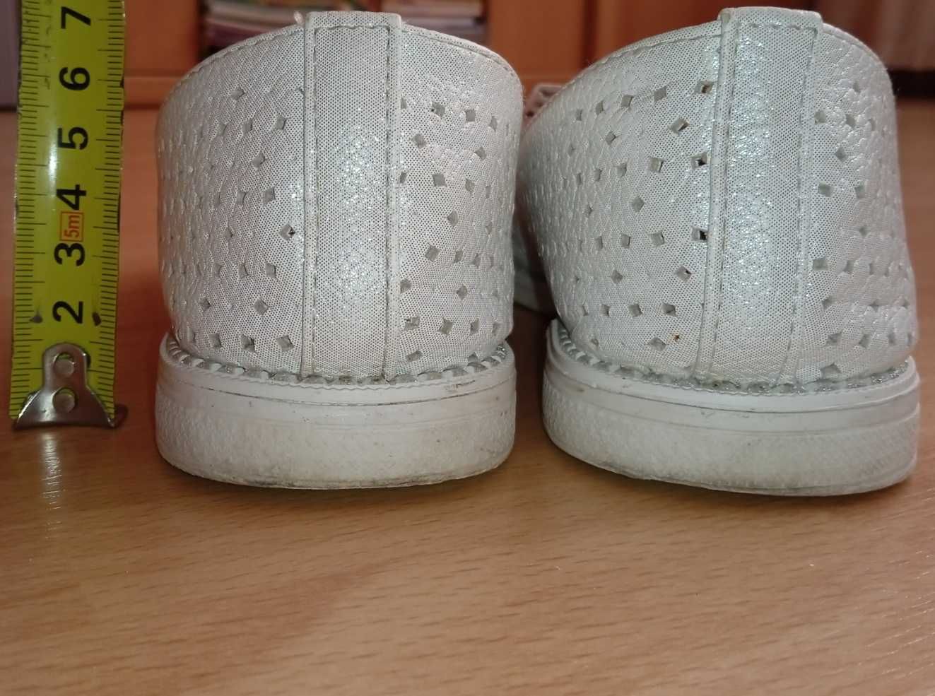 Перфорированные белые туфли девочкам 34 размер туфлі дитячі