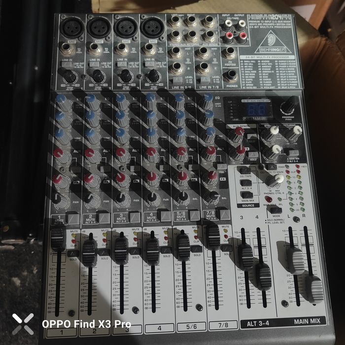 colunas 2 tripés mesa de mistura um amplificador