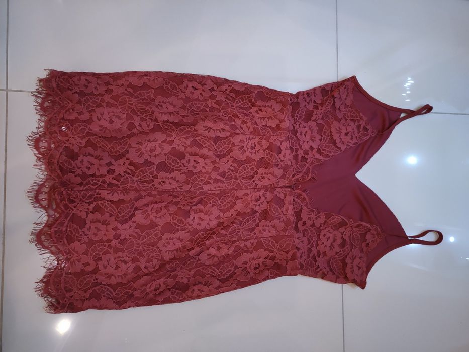 sukienka czerwona koronkowa S 36 mini dekolt na plecach