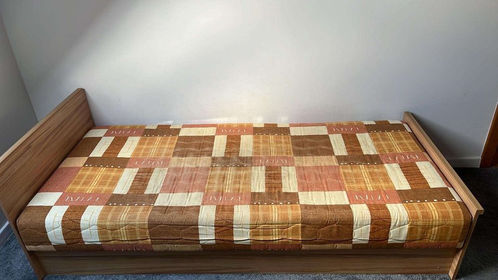 Łóżko z materacem 90x200cm