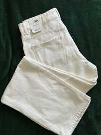 RESERVED. білі джинси з біркою.