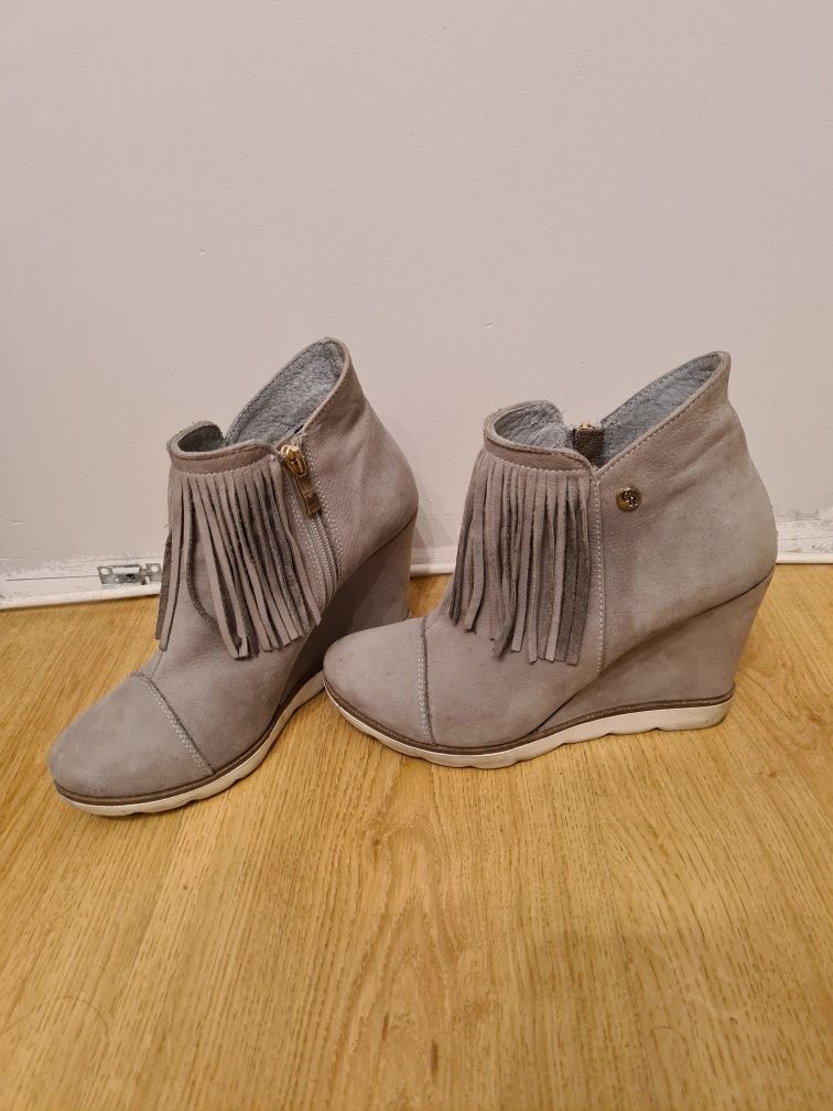Buty, botki na koturnie Claudio Rossetti z frędzelkami