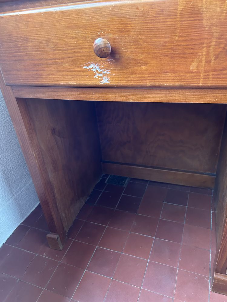 Secretária com gavetas