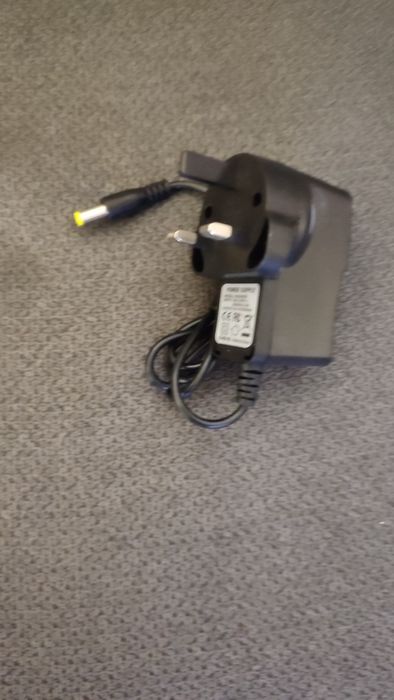 Transformador 5 V,tomada inglesa,para TV box ou outro aparelho.