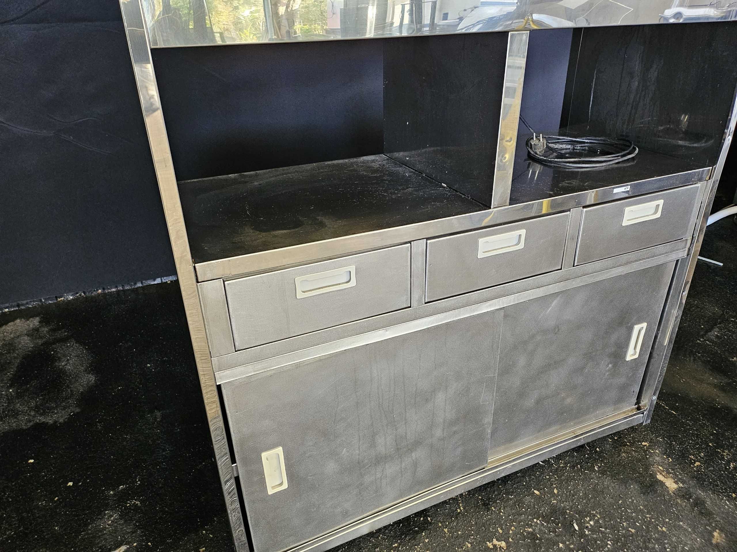 Aparador em inox com vitrine de sobremesas
