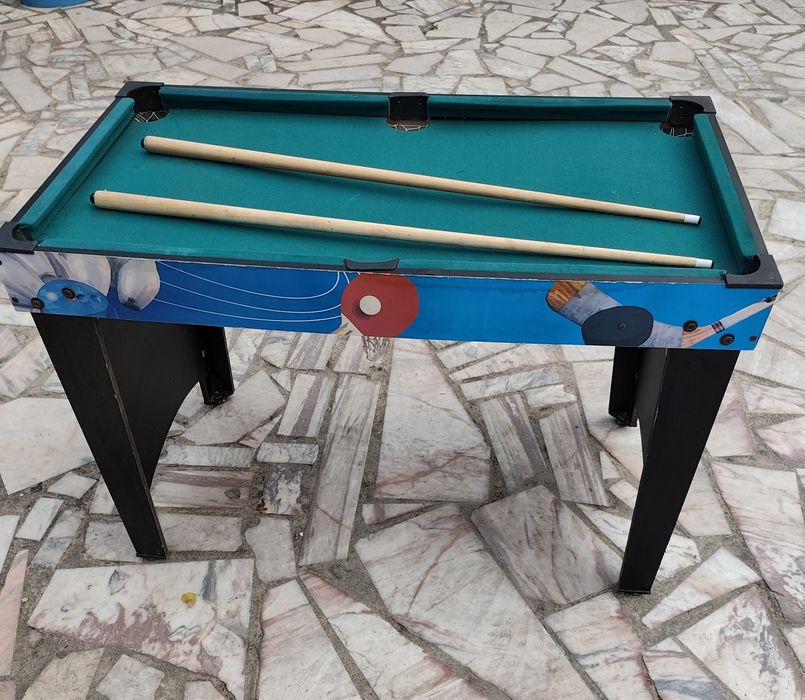 Mesa pequena de snuker com dois tacos