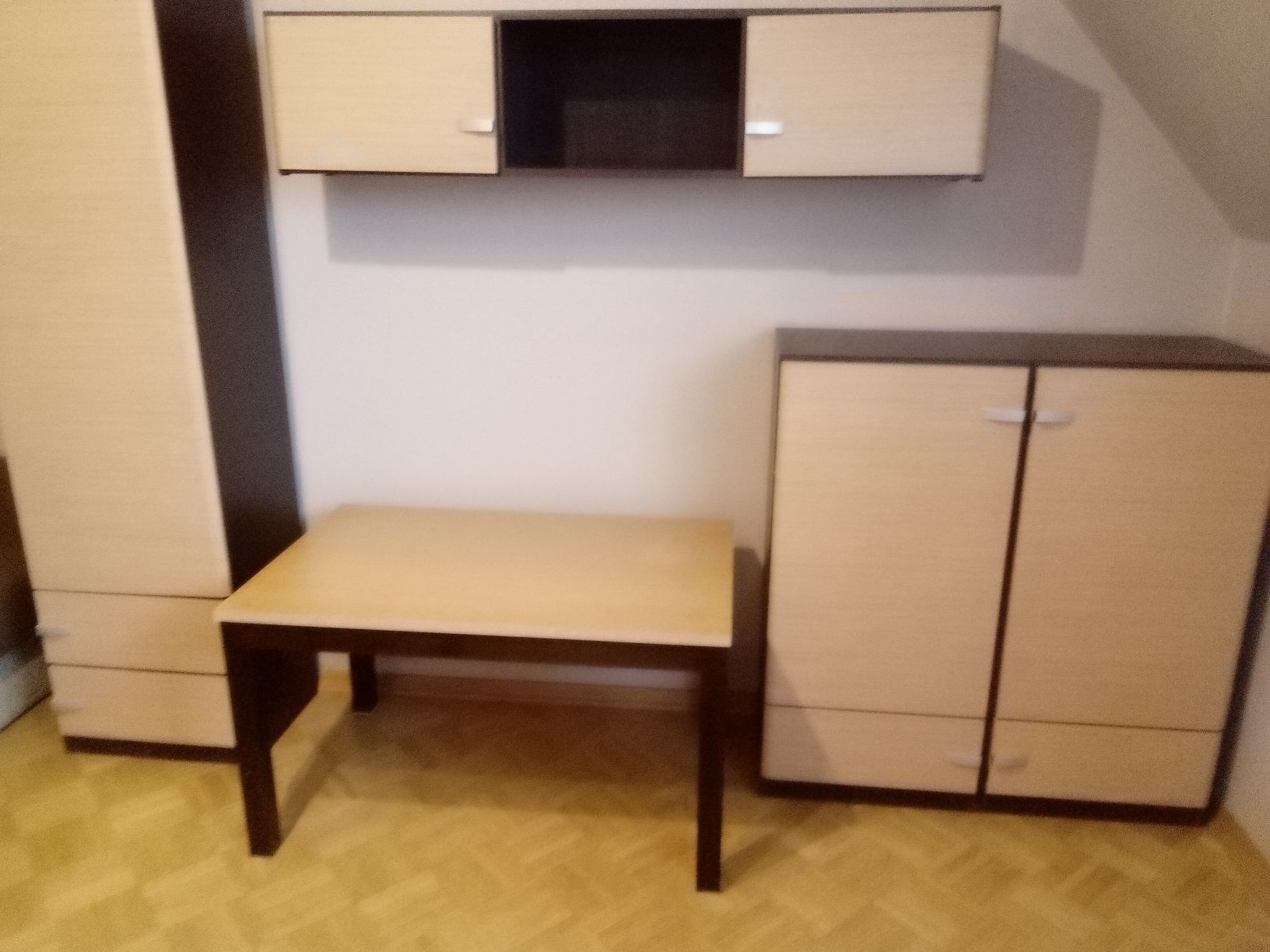 Meble młodzieżowe z tapczanikiem.