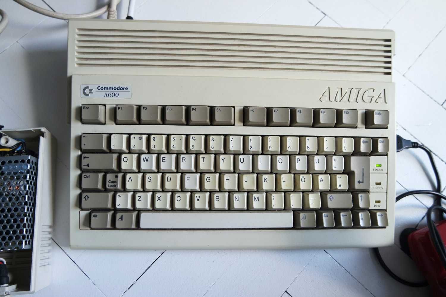 Amiga 600 commodore komputer stary do gier Pang