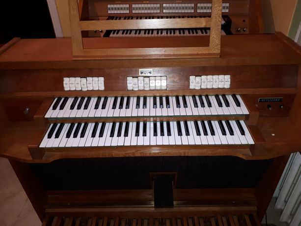 Organy kościelne HEYLIGERS. Drewnianą klawiaturą, super brzmienie.