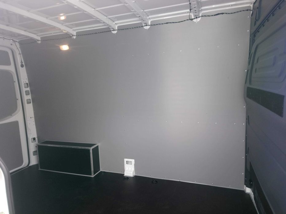 Mercedes Sprinter L2H2-Zabudowa przestrzeni ładunkowej