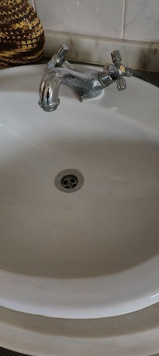 Móvel antigo casa de banho