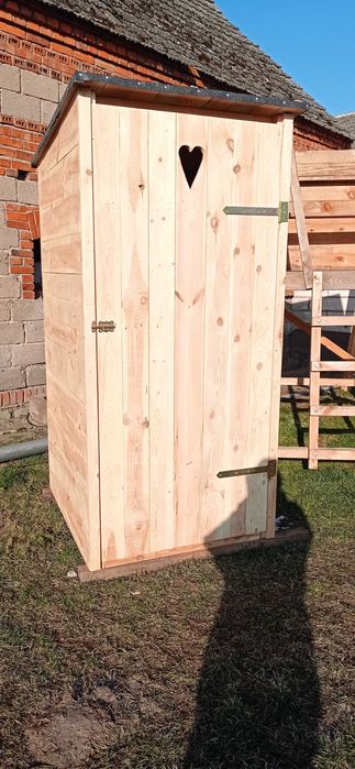 Toaleta drewniana, wychodek.