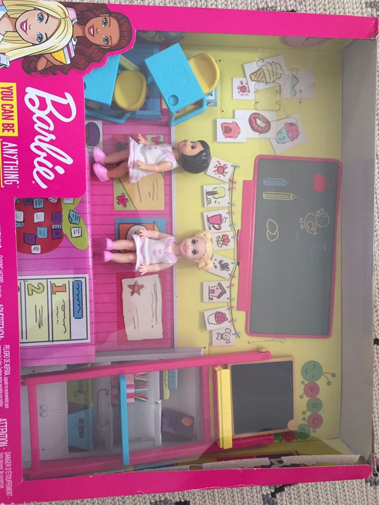 Barbie escola, com bonecas