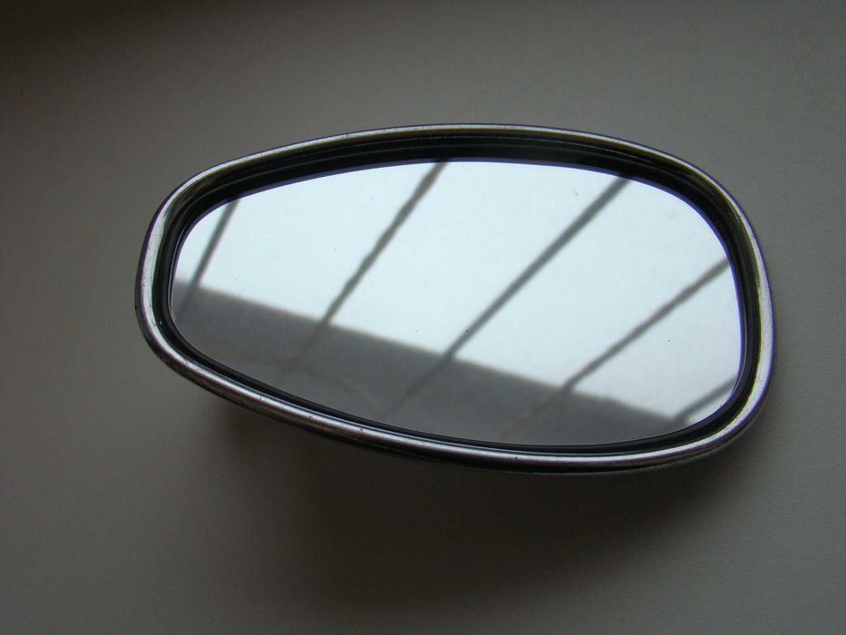 Зеркало заднего вида мотоцикла.