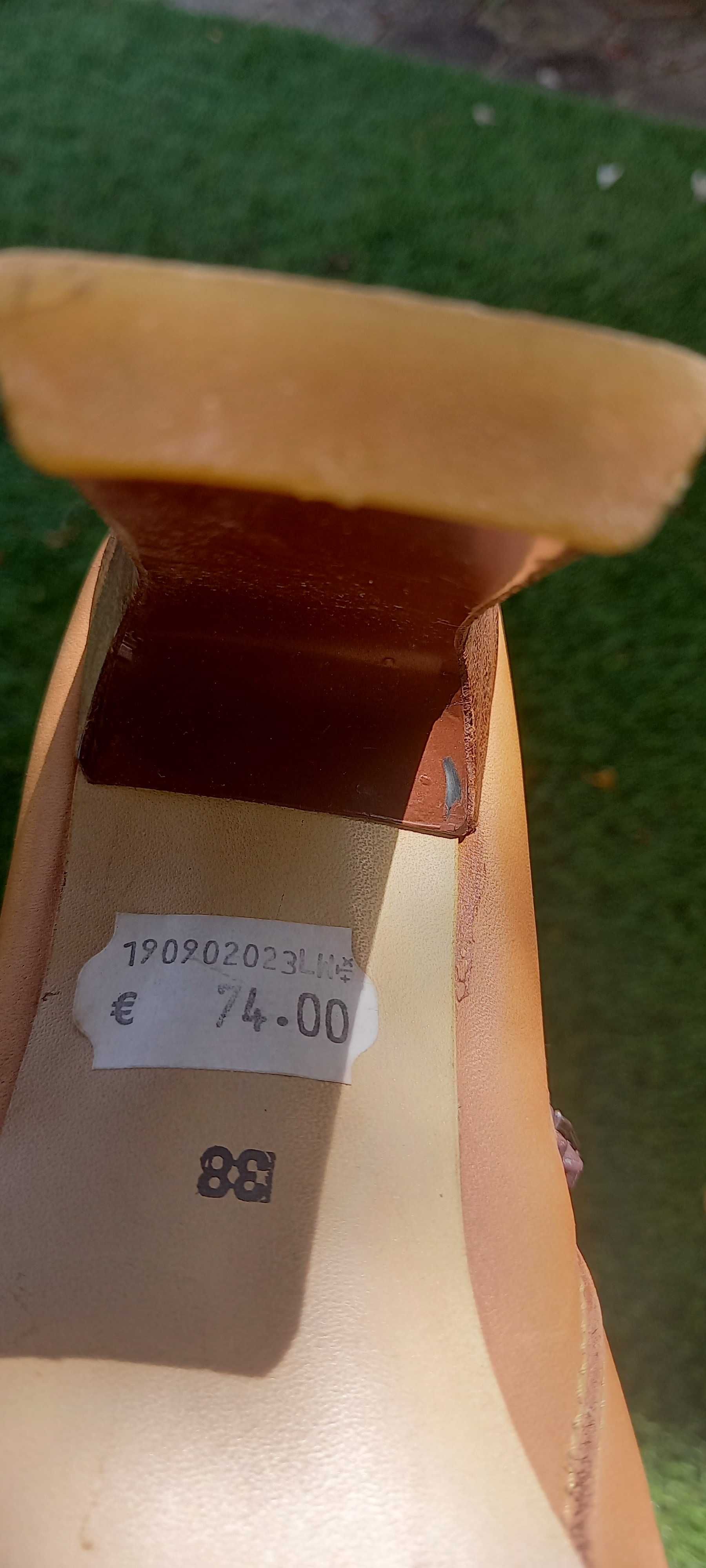 Botas em Pele  cano e salto Alto tamanho 37