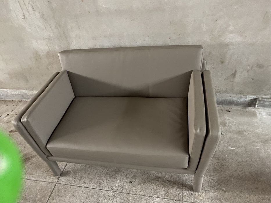 Sofa cinzento confortavel