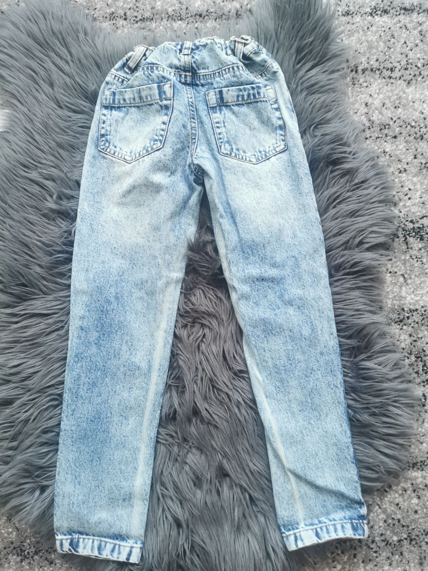 Jeansowe spodnie 128 z przetarciami