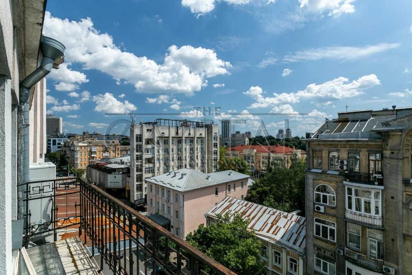 Продаж дворівневої квартири в центрі Києва, вул. Січових Стрільців, 40