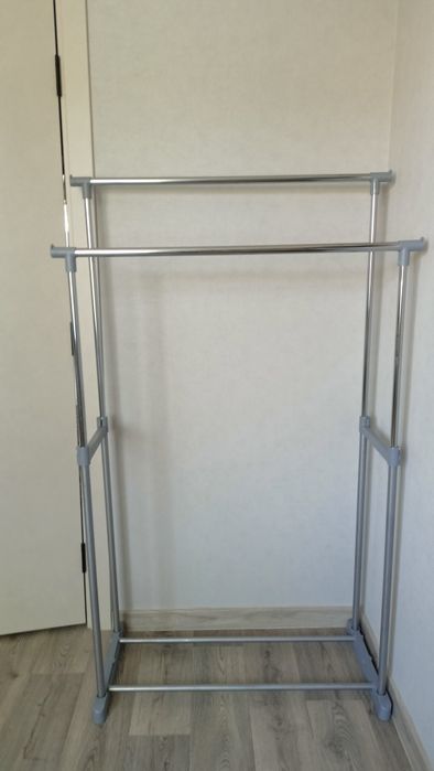 Вішалка напольна пересувна.