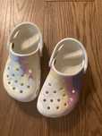 Crocs 8 tęczowe