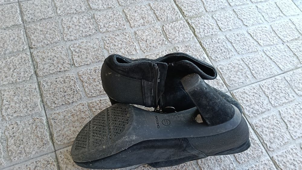 Bota preta de camurça