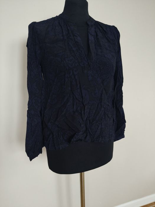 Elegancka bluzka granatowa z niebieskimi kwiatami i długim rękawem