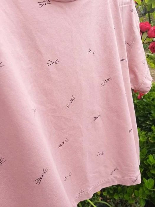 T-shirt rosa com desenho a preto Bershka