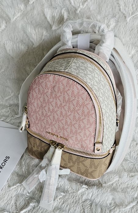 Sprzedam Piękny Nowy plecaczek Mini rhea firmy Michael Kors 

Plecacze