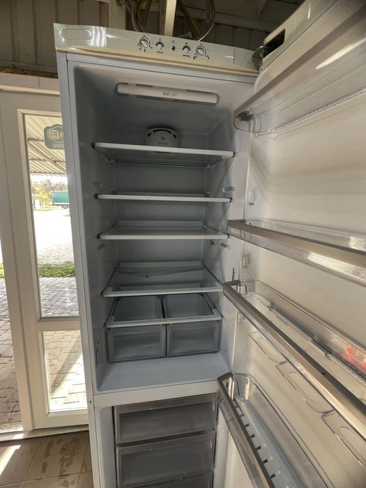 Холодильник Ariston