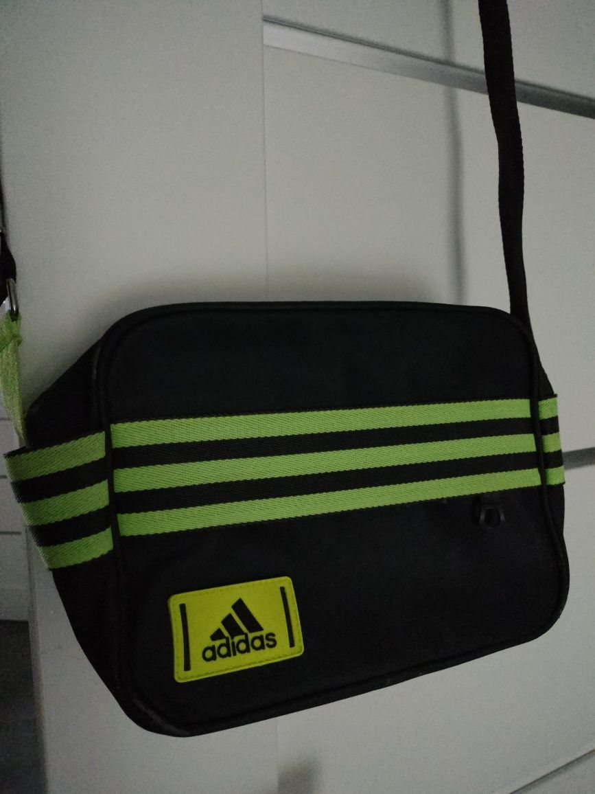 Torebka sportowa adidas.