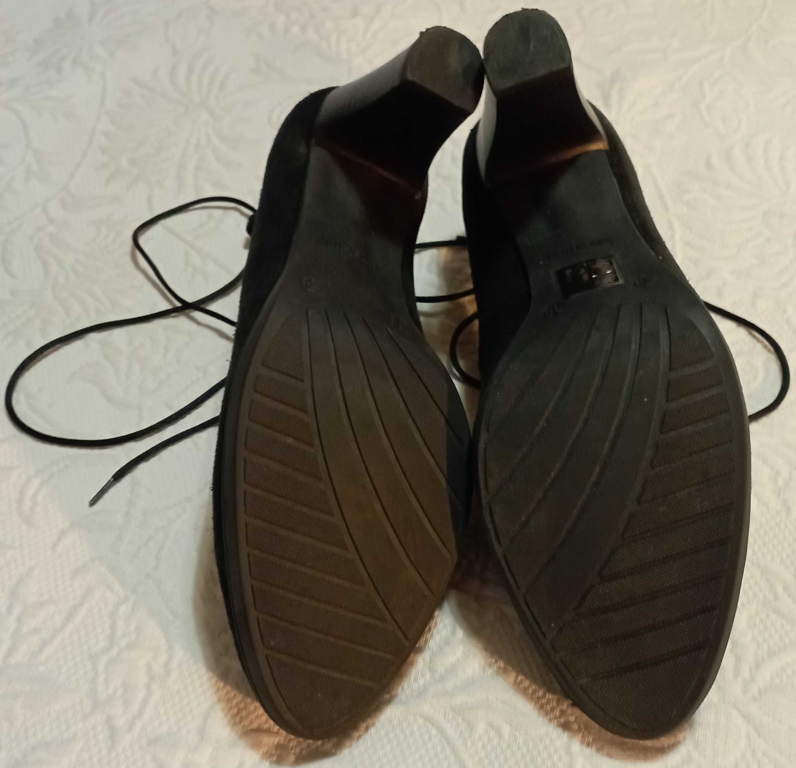 sapatos negros tamanho 38