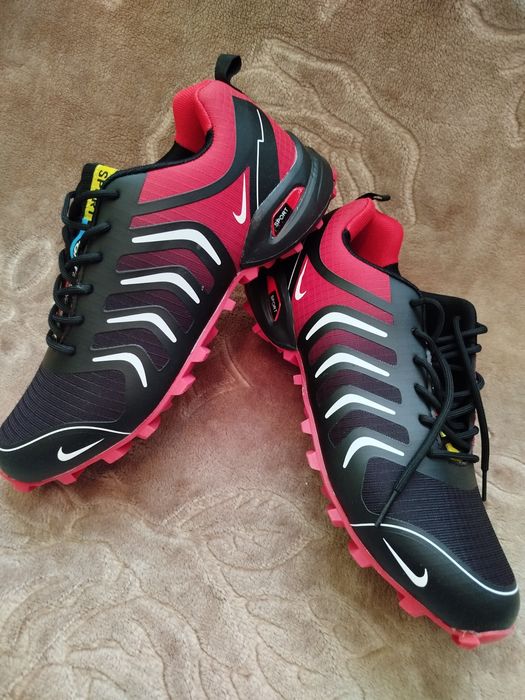 Nowe sportowe buty męskie.