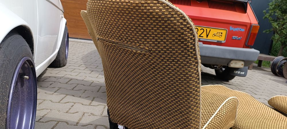 Fiat 126p fotele wąskie kanapa tylna i oparcie z nowymi pokrowcami