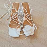 Białe sznurowane sandałki na szpilce