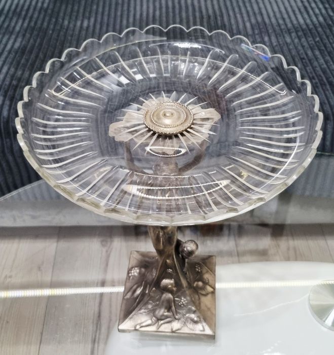 Posrebrzana i sygnowana patera z postacią kobiety i 2 dzieci, secesja