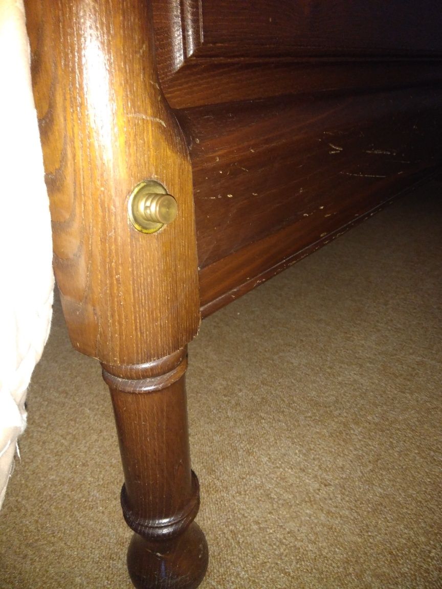 Cama casal com mesas de cabeceira