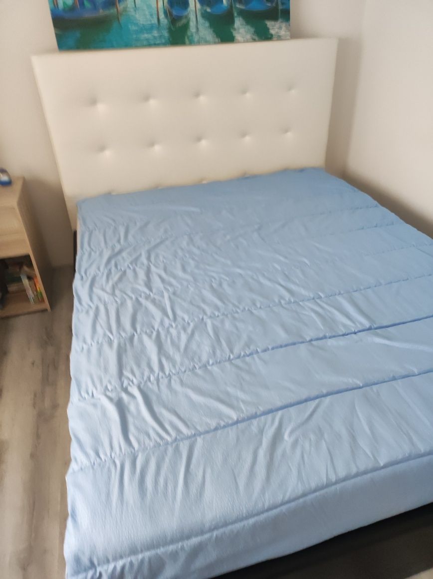 Cama com estrado e colchão