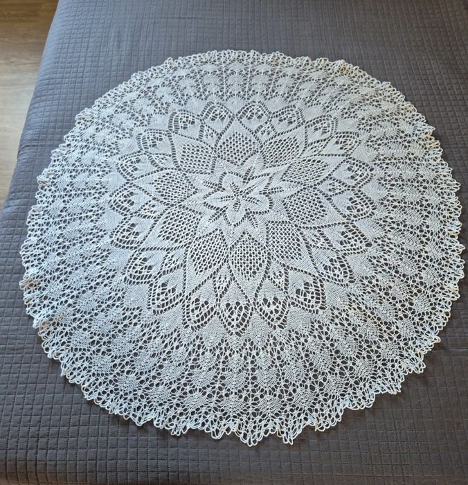 Okrągły obrus koronkowy śr. 110 cm