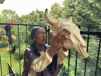 Figura figurka ogrodowa, domowa Indianin z czaszka bawoła