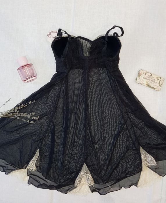 Чорний пеньюар з мереживними вставками