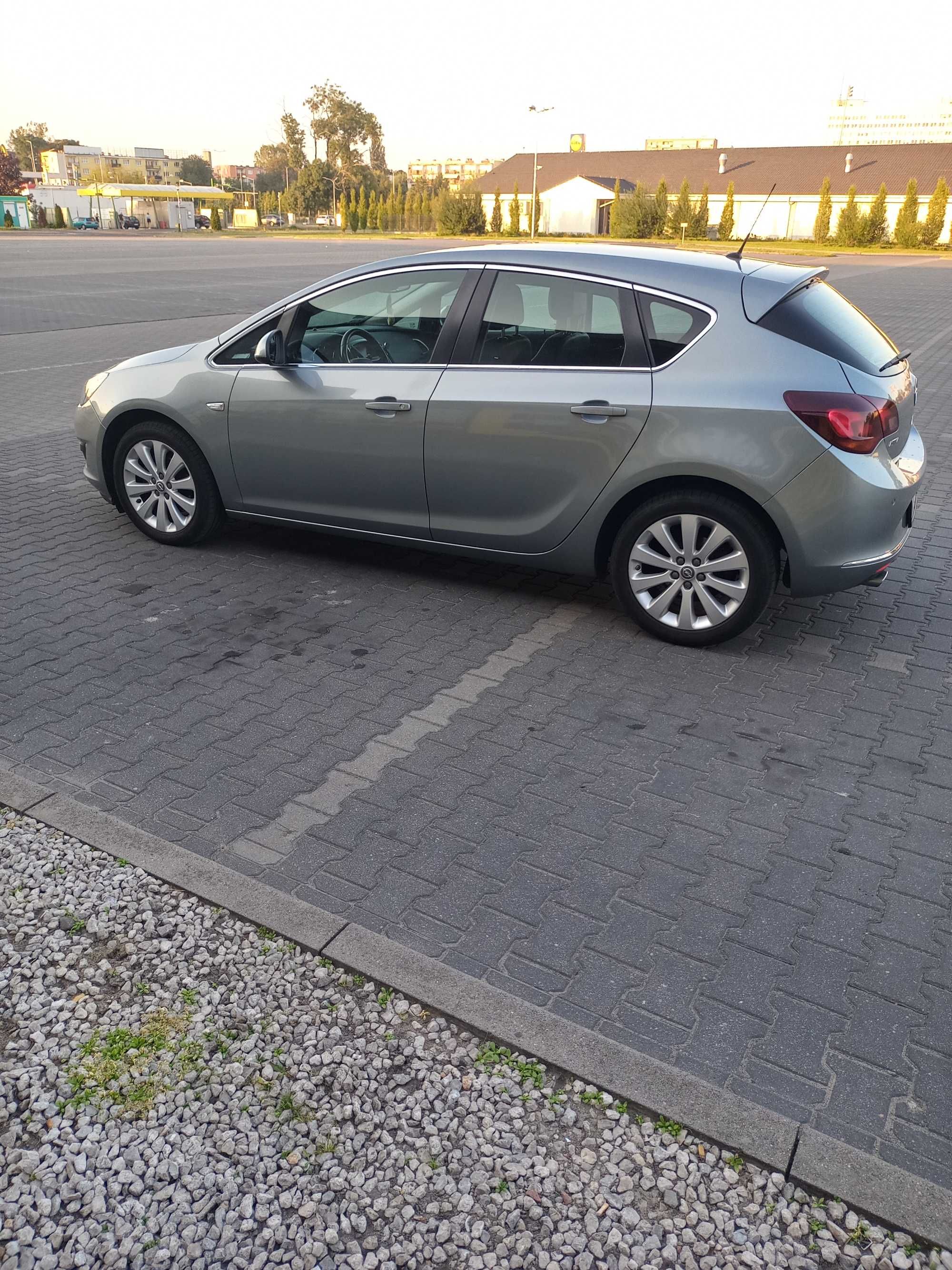 Sprzedam opel astra IV 1.4 T Cosmo
