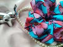 Gumka scrunchie silki niebieska w różowe kwiaty