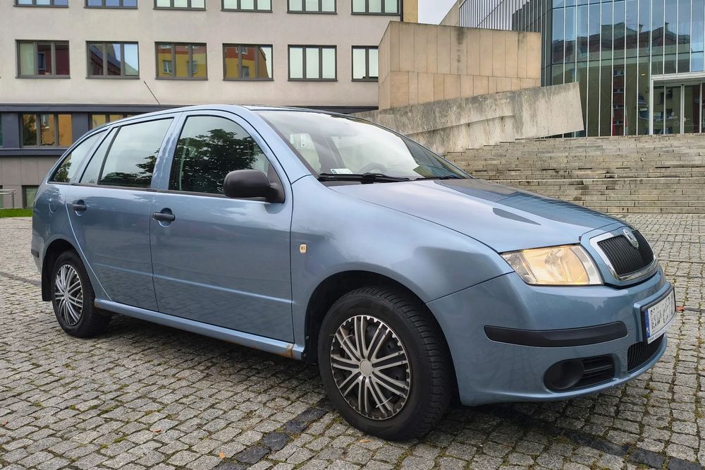 Skoda Fabia drugi właściciel, stan średni, nowy akumulator, środek zadbany