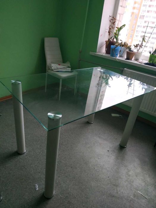 Продам стол со стеклянной столешницей