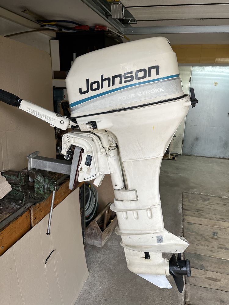 Silnik do łodzi Johnson 8KM 4 suw stopa L jak nowy