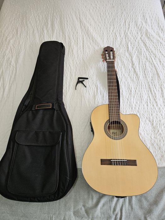Guitarra clássica amplificada Cort