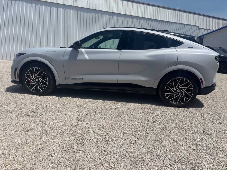 Ford Mustang Mach-E      2022