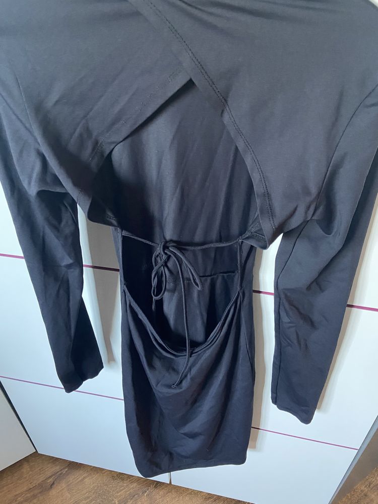 Czarna sukienka z odkrytymi plecami Bershka XS